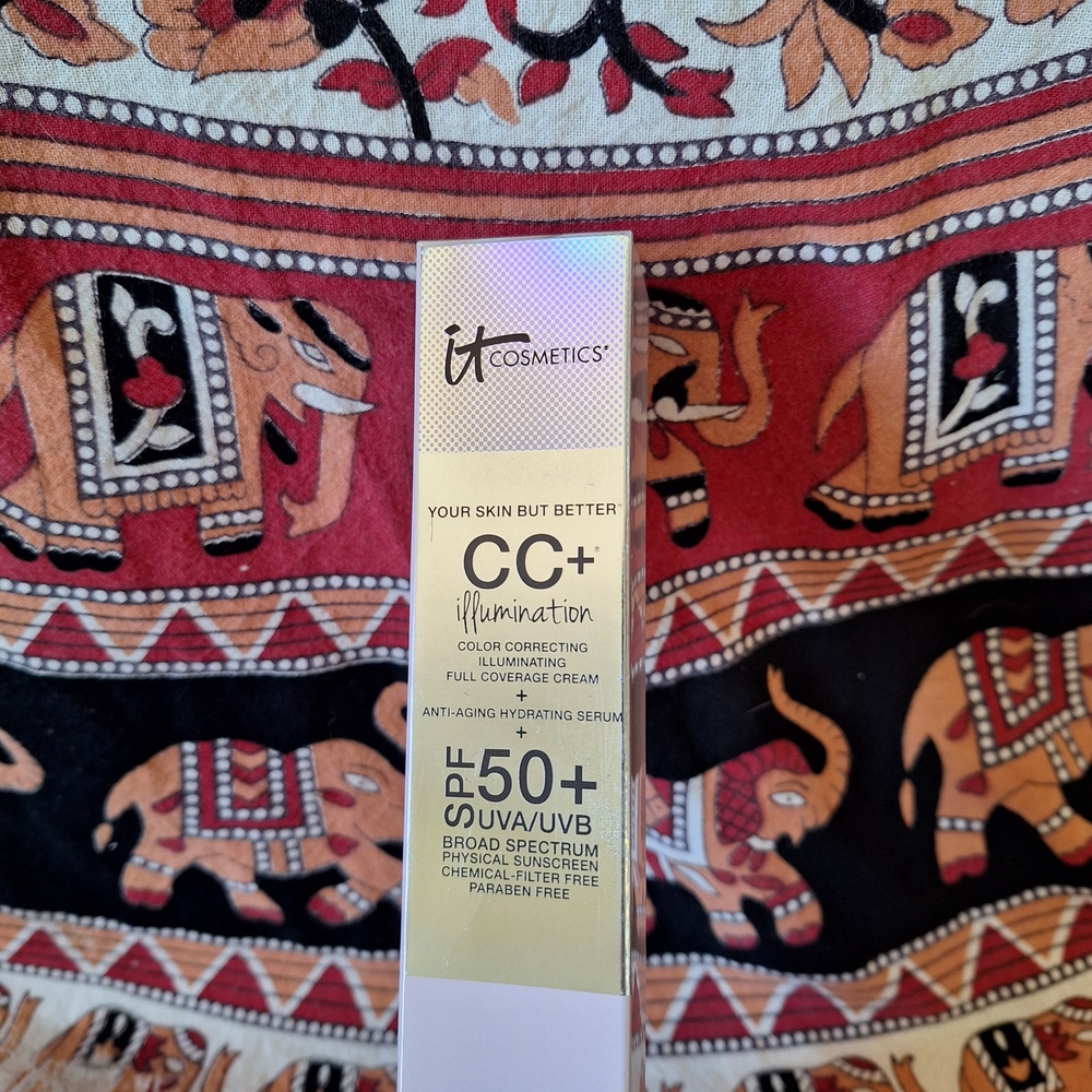 IT Cosmetics CC+ Illumination Daily Sunscreen Foundation SPF 50+ In 03 Light - Picture 8 of 16